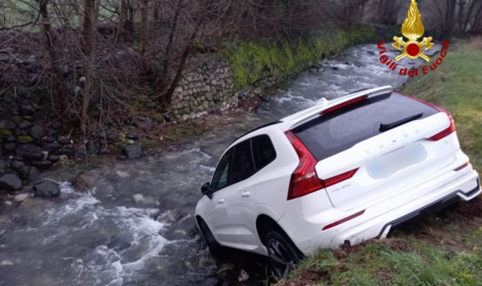 Schio, auto con passeggero fantasma finisce in un piccolo canale 