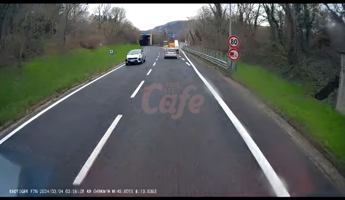 Paura & SHOCK sulla ex GVT altezza San Dorligo, auto contromano semina il panico (VIDEO) 