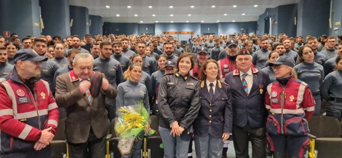 Festa della Donna, ANPS dona una mimosa alla più giovane frequentatrice della scuola di polizia 