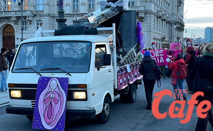 Corteo 8 marzo a Trieste Non una di Meno, alla testa una Madonna a forma di vagina 
