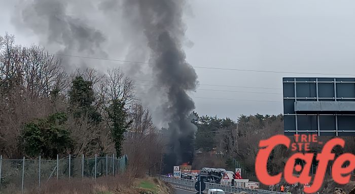 Raccordo Autostradale, camion in fiamme ad altezza di Villa Opicina