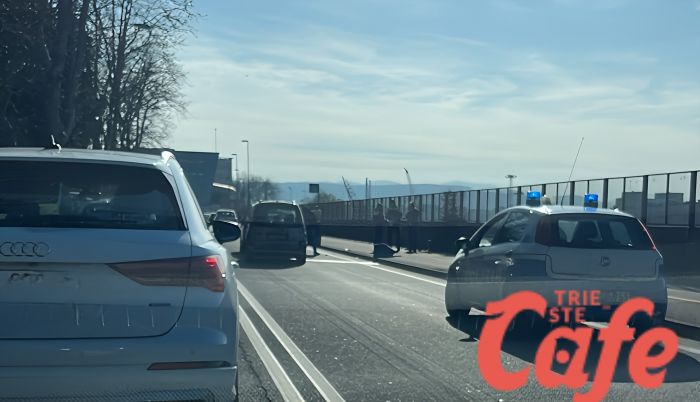 Incidente in Campi Elisi e traffico in tilt 
