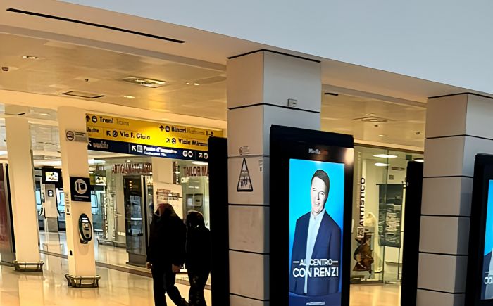 Matteo Renzi dà il benvenuto ai turisti in arrivo alla Stazione di Trieste: manifesti virtuali di Italia Viva