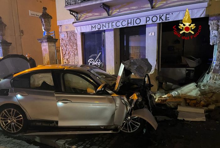 Montecchio Maggiore, auto si schianta contro un negozio 