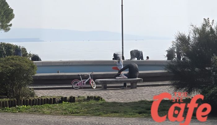 Tanti bimbi giocano dentro la fontana di Barcola:  se si fanno male, chi paga? e se la danneggiano?