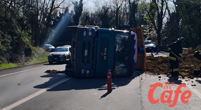 Strada per Opicina, bilico si rovescia su un fianco 
