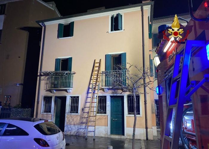 Tragedia a Chioggia, incendio in un appartamento: morte 3 persone 