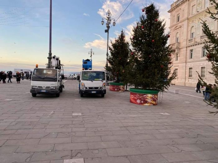 Dipiazza: 'Stiamo sistemando gli alberi danneggiati in piazza Unità da un pachistano' 