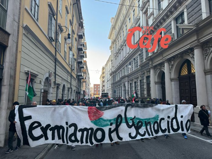 Corteo pro-Palestina in centro a Trieste, esposti indumenti per bimbi insanguinati