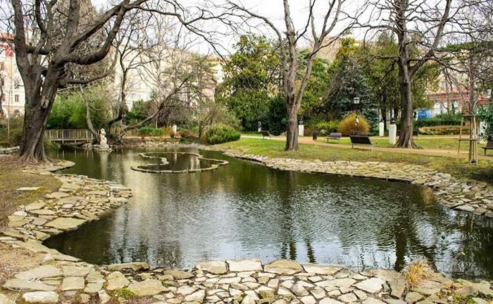 Paura e tensione in Giardino Pubblico, maxi rissa tra venti persone con coltelli 