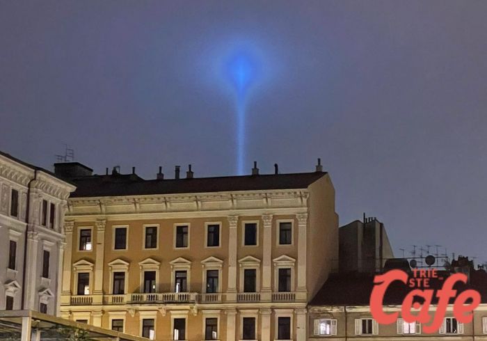 Trieste come Gotham City, il fascio di luce in cielo incanta e incuriosisce: arriverà Batman? 