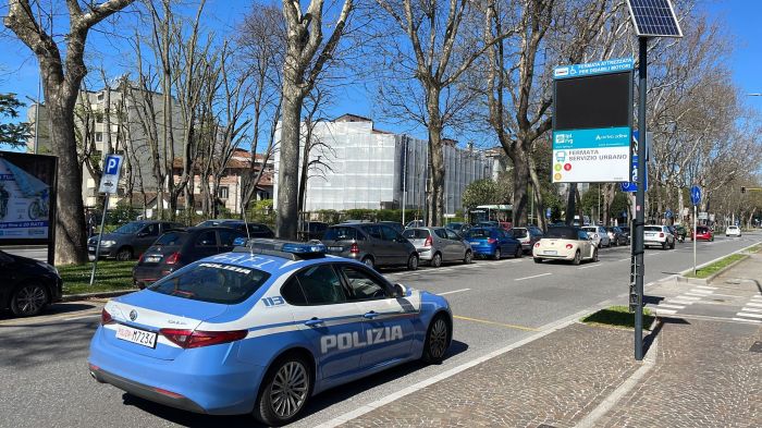 Romeno aggredisce controllore di un bus, polizia deve andare a prenderlo in tribunale perché dà in escandescenza 