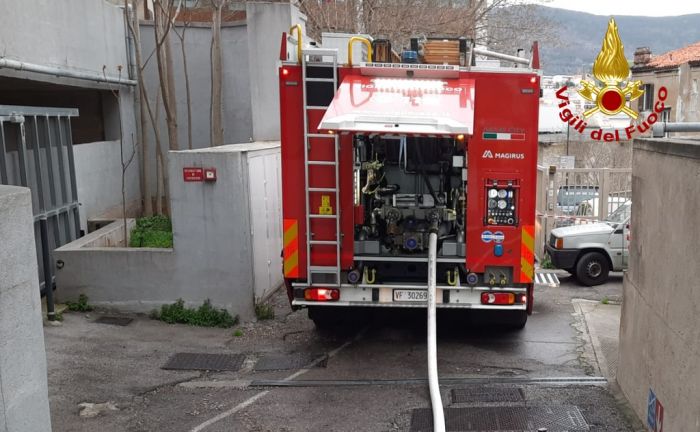 Incendio nel terrazzo di un appartamento all'ultimo piano di via Capitolina, nessuno coinvolto