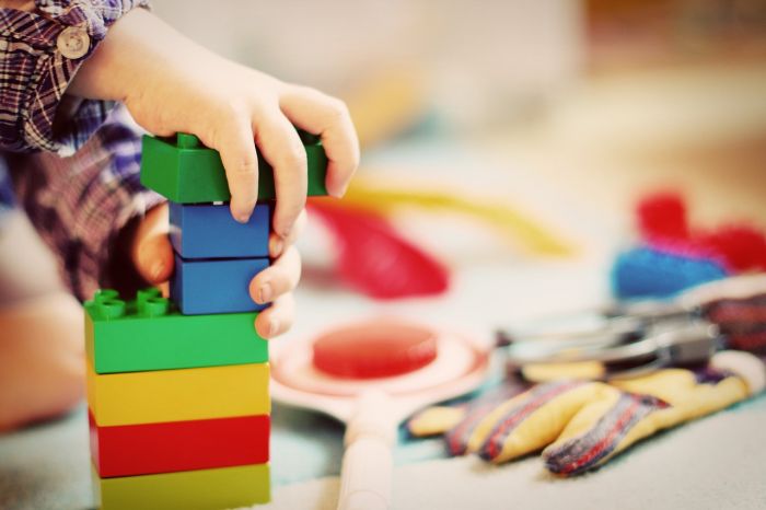 Bimba disabile maltrattata a scuola a Ronchi, maestra rimessa in libertà