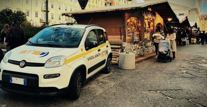 Piazza Sant'Antonio, rubano indumenti dai mercatini poi lanciano tutto contro le Guardie giurate in azione 