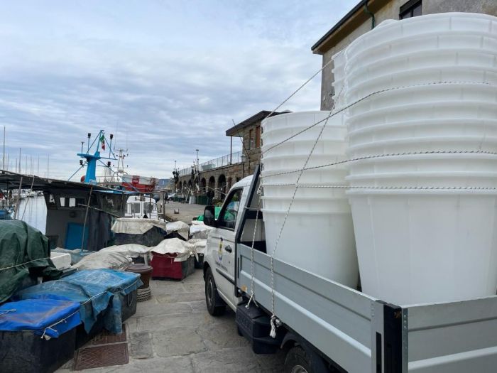 Muggia: nuovi contenitori in dotazione ai pescatori del Mandracchio