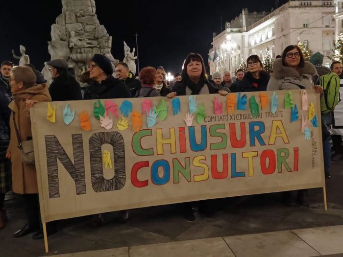 Ieri sera protesta in piazza anche contro la chiusura dei consultori 