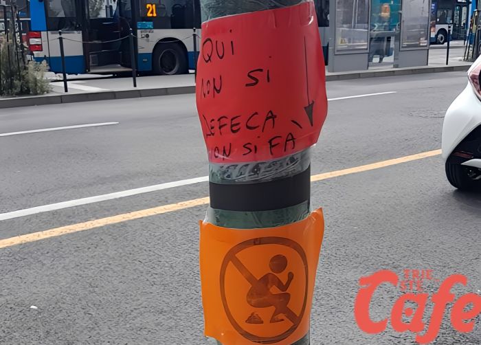 Spunta un cartello piazza Libertà: 'Qui non si defeca!' 