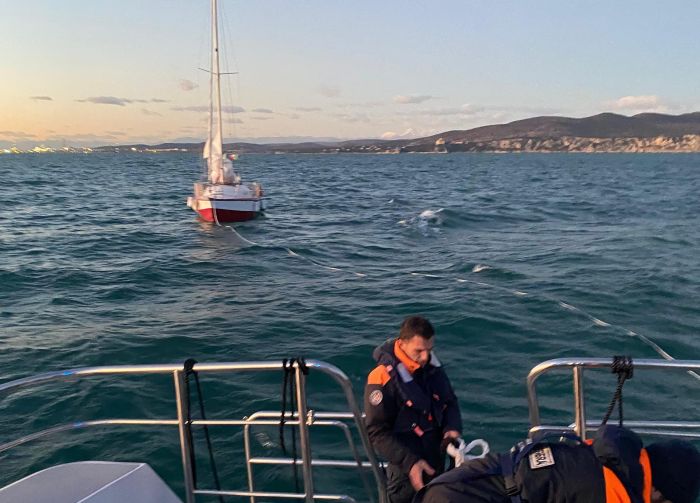 Rottura del timone della barca nel Golfo di Trieste, anziano chiama la guardia Costiera per farsi recuperare 