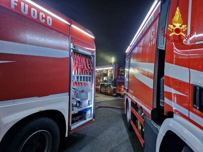 Fvg, incendio notturno in un capannone che produce concimi: ore di intervento dei vigili del fuoco 