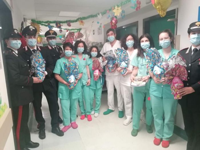 I Carabinieri di Trieste donano uova di Pasqua e sorrisi ai bimbi del Burlo