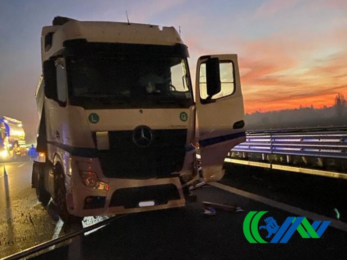 Incidente del lunedì mattina sul Passante di Mestre: tir si schianta contro un guard-rail perdendo parte del carico 