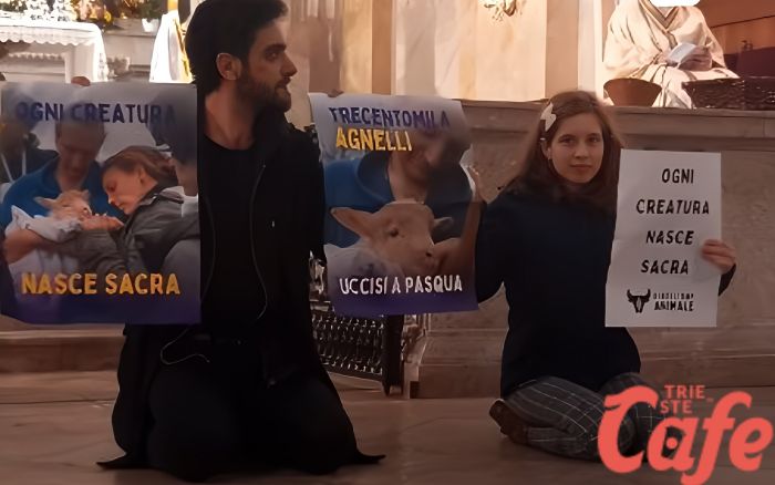 '300 mila agnelli uccisi Pasqua', animalisti nella Chiesa di piazza Sant'Antonio (FOTO-VIDEO)