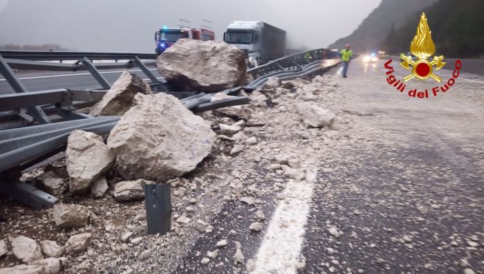 Fvg, frana lungo l'A23, autostrada chiusa e vigili del fuoco sul posto 