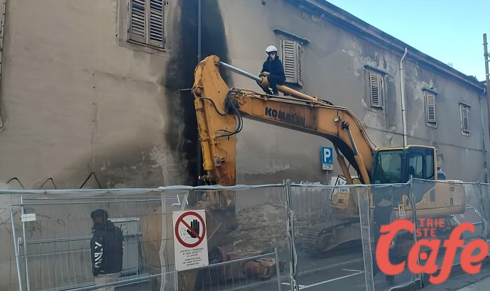 San Giacomo, attivista pro ex Pavan si arrampica sulla ruspa in via Frausin