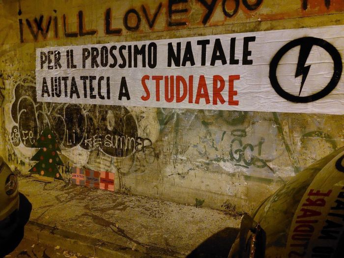 'Per il prossimo Natale aiutateci a studiare', nella notte striscione a Trieste 
