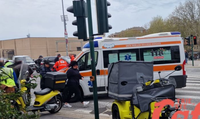 Piazzale Valmaura, scontro auto-scooter: scooterista all'ospedale 