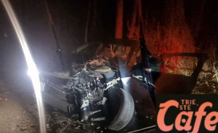 Grave incidente al confine dopo Basovizza: schianto autonomo, auto distrutta 