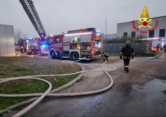 Fvg, incendio in un'azienda operante nel riciclo dei rifiuti: sul posto i Vigili del fuoco 