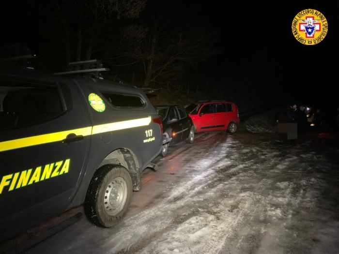 Nove giovani si fidano di Google Maps e rimangono bloccati causa strada ghiacciata: chiamano il soccorso alpino 