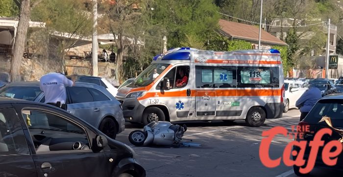 Traffico intenso a Barcola, scontro auto - scooter: scooterista a Cattinara 