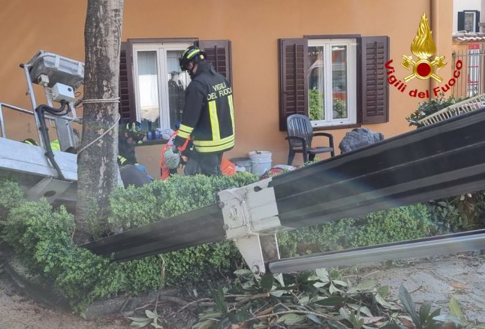 Fvg, operaio precipita mentre stava operando in altezza nel cestello di una piattaforma aerea