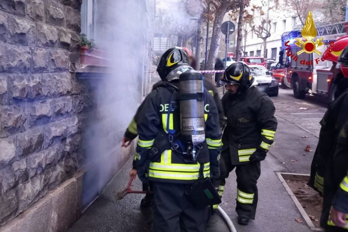 Incendio in uno stabile di via Baiamonti 2, 20 persone evacuate e stop al traffico 