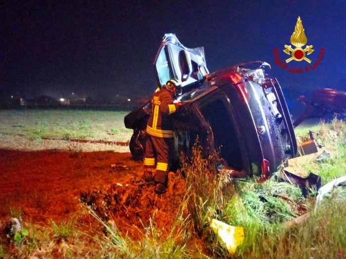 Veneto, perde il controllo dell'auto finendo fuori strada; poi scappa a piedi correndo 