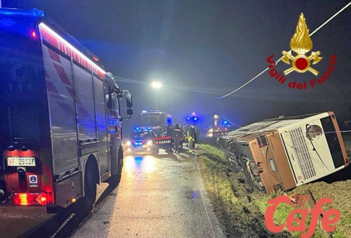Tragedia sfiorata a San Donà: pullman con 79 persone a bordo finisce fuori strada: oltre 30 i feriti (FOTO) 