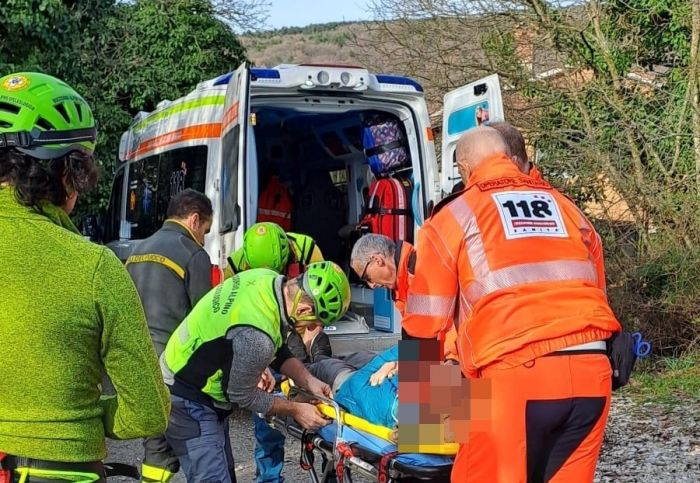 Nonnina 84enne va in gita in Carso, cade e si frattura il femore 