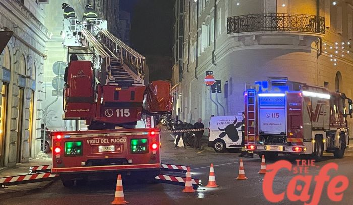 Intervento dei Vigili del fuoco, chiusa momentaneamente via Slataper