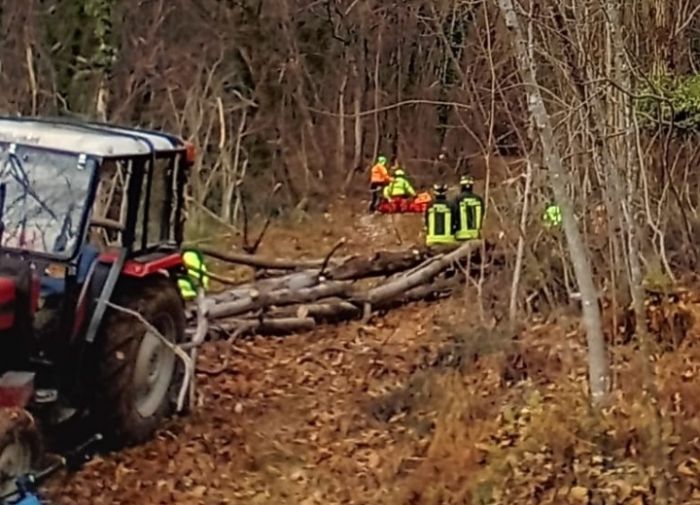 Boscaiolo viene travolto mentre taglia legna, sul posto 4 operatori del soccorso alpino 