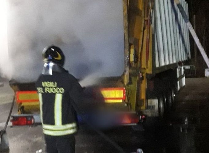 Incendio di un camion compattatore parcheggiato: vigili del fuoco sul posto 