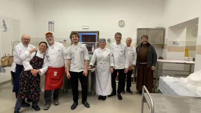 Associazione Cuochi Trieste ha preparato il pranzo dell’Epifania per i bisognosi alla mensa di Montuzza 