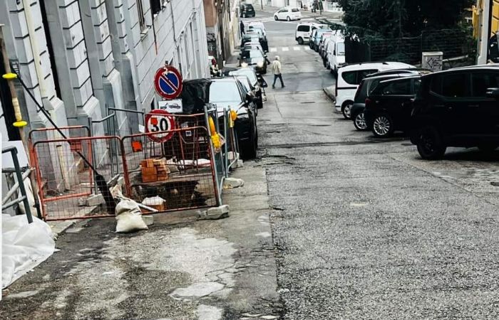 Residenti via Risorta: 'Percorso ad ostacoli tra buche ovunque ed asfalto scivoloso' 