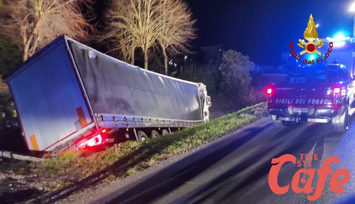Camion fuori strada lungo la Statale Romea altezza Chioggia: morto l'autista 