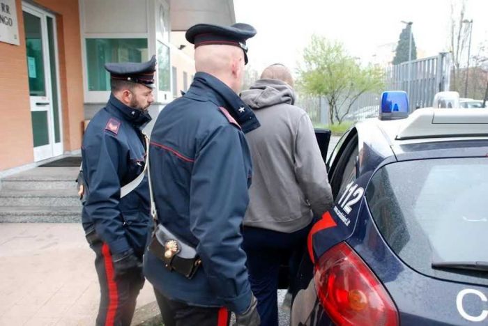 Continui maltrattamenti all'ex compagna anche davanti alla polizia, insulti e stalking: arrestato a Trieste 