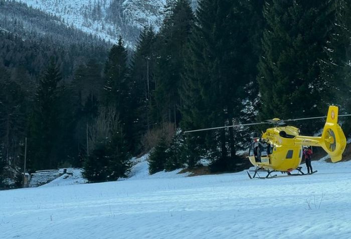 In montagna per fare rilievi nivologici si procura una forte distorsione all'arto inferiore 