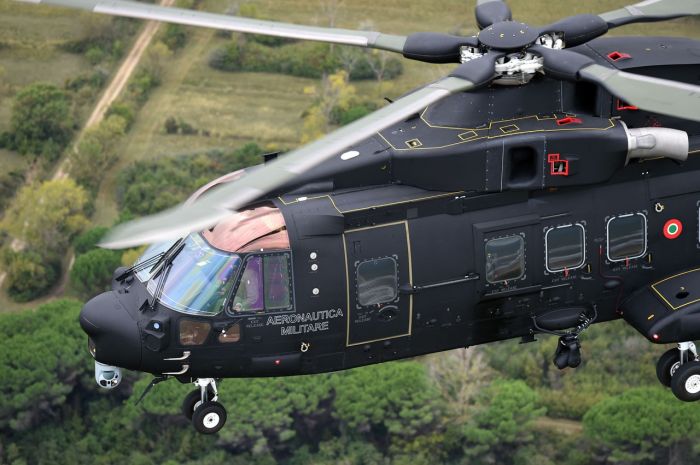 Aeronautica Militare: elicottero atterra precauzionalmente fuori campo in Italia dopo urto con cavi elettrici