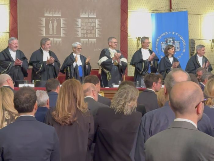 L'applauso dell'Ateneo di Trieste accoglie Mattarella